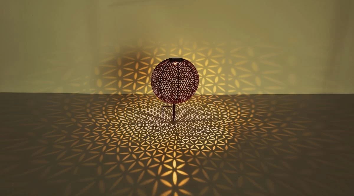 LED Solarleuchte Kugel Aus Metall Mit Dekorstanzungen Lebensblume Rostfarbend 270mm Von Globo 6 LED Solarleuchte Kugel Aus Metall Mit Dekorstanzungen Lebensblume Rostfarbend 270mm Von Globo – Bild 4