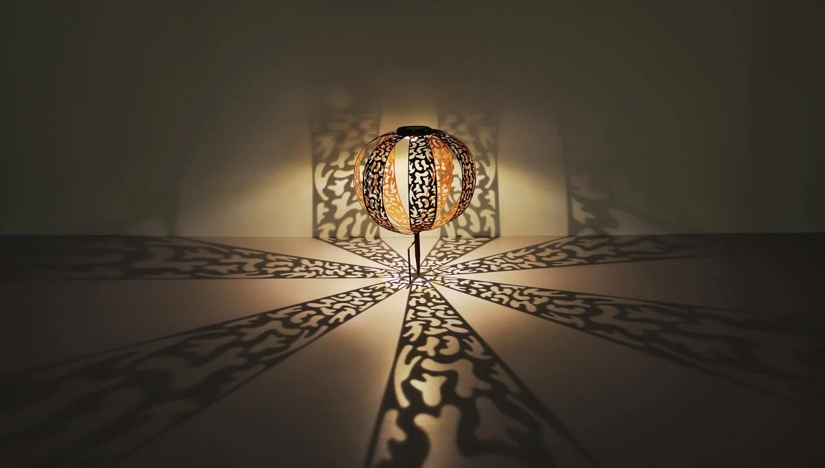 LED Solarleuchte Kugel Aus Streifen M. Dekorstanzungen Rostfarbend 300mm Von Globo 8 LED Solarleuchte Kugel Aus Streifen M. Dekorstanzungen Rostfarbend 300mm Von Globo – Bild 6