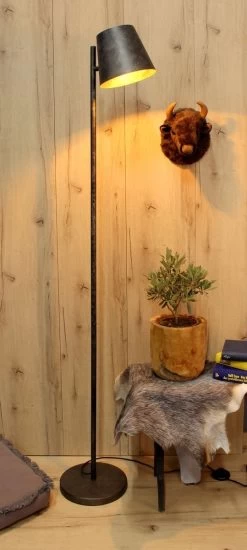 Luce Design Colt Stehleuchte Frost/grau E27 30x50x22,5cm 13 Luce Design Colt Stehleuchte Frost/grau E27 30x50x22,5cm -Lichtwelt Verkauf 4250294314260 ambient 1