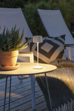 KONSTSMIDE Capri Mini LED USB Akku Tischleuchte Weiss Dimmbar 2200/3000K 20 KONSTSMIDE Capri Mini LED USB Akku Tischleuchte Weiss Dimmbar 2200/3000K -Lichtwelt Verkauf 7829 250.s.1.0